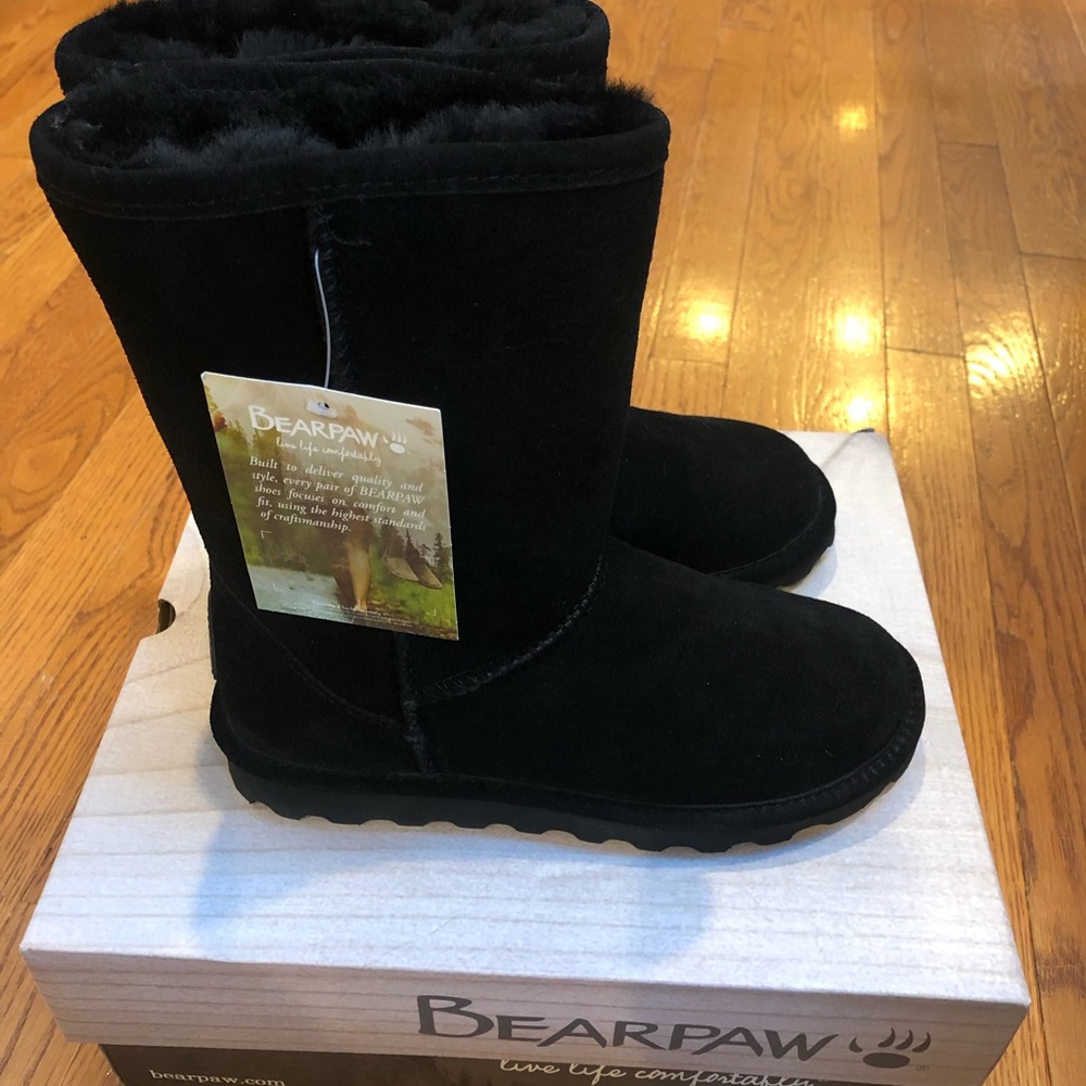 Bearpaw Women’s Elle short boot, suede, slip on. Size 6
